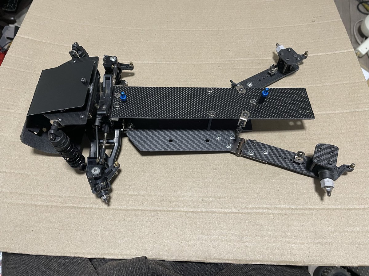 soraripipijiji's tweet image. 自作FFバギー6.2号、ホータイ(墨出しのためのマスキングテープ)がとれて、カーボン板のカドとり、仮組をした。

あとは…メカ積み、リヤサス、リヤトーコントロールロッド、リヤスタビ、ボディ塗装って、とこか…

来週の火曜日には間に合わせたい…

#自作FFバギー
#ラジコン
#tl01