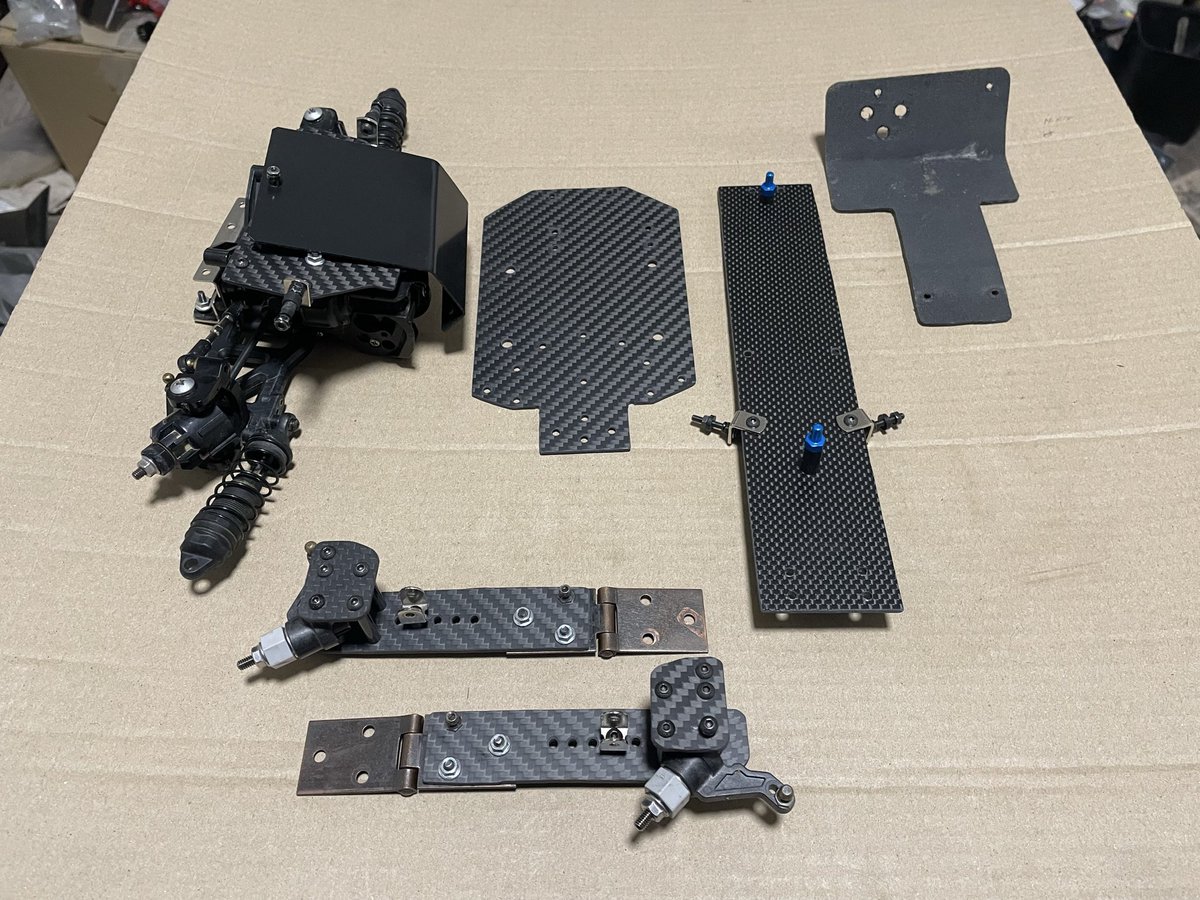 soraripipijiji's tweet image. 自作FFバギー6.2号、ホータイ(墨出しのためのマスキングテープ)がとれて、カーボン板のカドとり、仮組をした。

あとは…メカ積み、リヤサス、リヤトーコントロールロッド、リヤスタビ、ボディ塗装って、とこか…

来週の火曜日には間に合わせたい…

#自作FFバギー
#ラジコン
#tl01