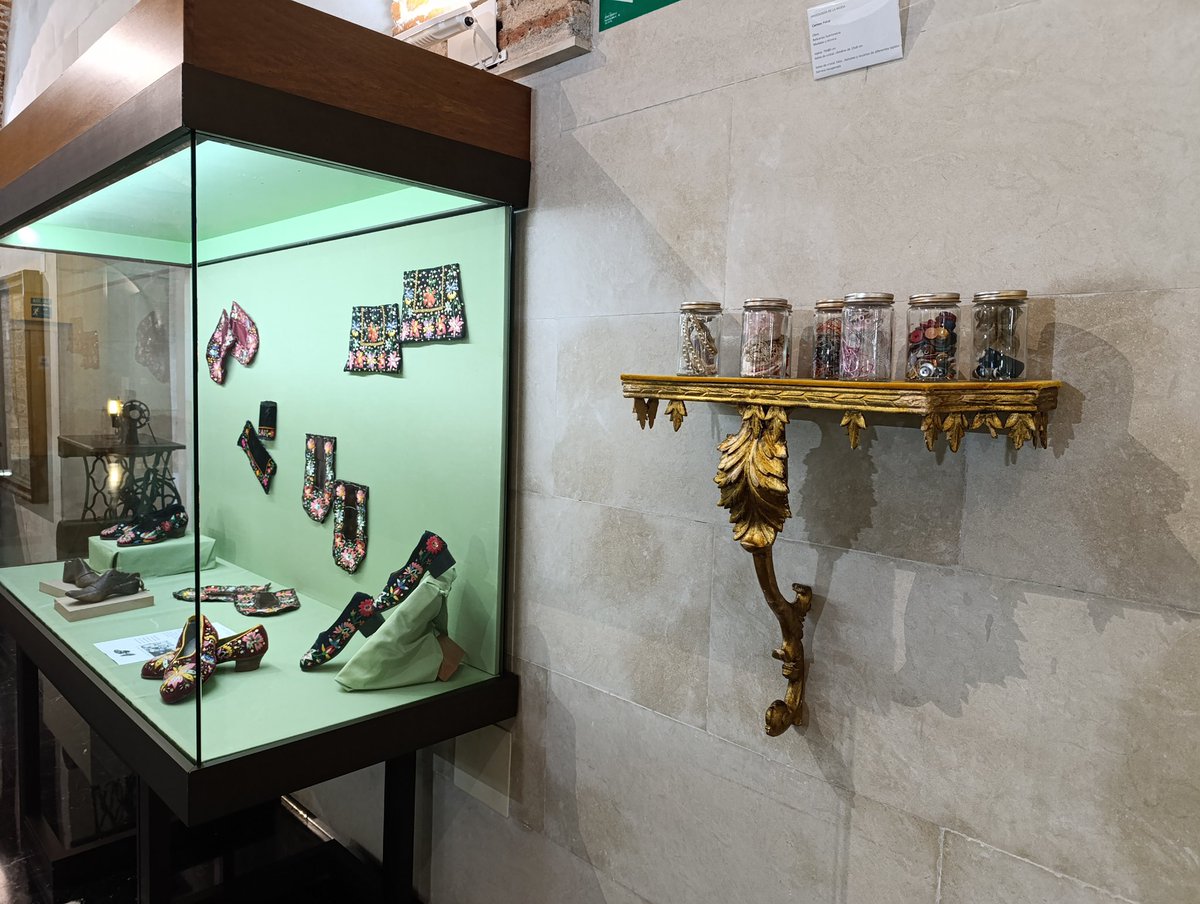 DiputacionCC's tweet image. 🧵 El Museo Etnográfico Pérez-Enciso de Plasencia acoge "Arkeología de la moda", de Carmen Palop, una reflexión sobre consumo, memoria e identidad desde una mirada de género.  
📅 Hasta el 30 de noviembre  
#ArteExtremeño #ModaConSentido #DiputaciónDeCáceres