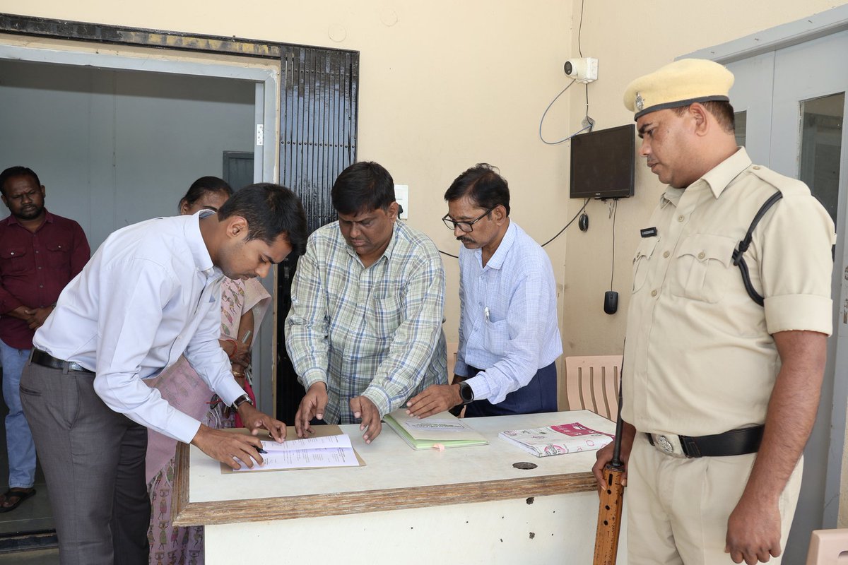 మంగళవారం #ఖమ్మంకలెక్టరేట్ ఆవరణలోని #ఇవిఎంగోడౌన్ ను జిల్లా కలెక్టర్ అనుదీప్ దురిశెట్టి నెలవారీ తనిఖీ చేశారు. ఇవిఎం గోడౌన్ సీళ్లను, #అగ్నిమాపకపరికరాలు, అత్యవసర సైరన్, #సిసికెమెరాల పనితీరు ను పరిశీలించారు. #భద్రతాసిబ్బంది షిఫ్టు ల వారి విధుల గురించి అడిగి తెలుసుకున్నారు. భద్రతాపరంగా