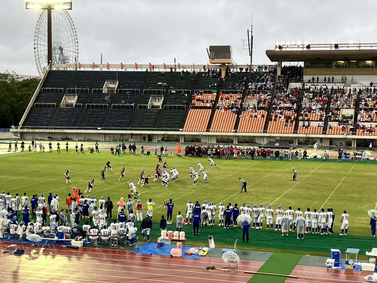 PubicImageLtd's tweet photo. 関学vs立命館
スマホもカメラも取り出せない程の序盤の大雨。パス失敗やインセプ未遂、スナップミスにパンターの不調と悪コンディションが立命のリズムを崩したまま試合終了となった印象です。観てなかったけど第１試合の関大もこんな感じだったんですかね？　好天なら共に結果は違ったかも
#アメフト https://t.co/9CfUBcZaGD