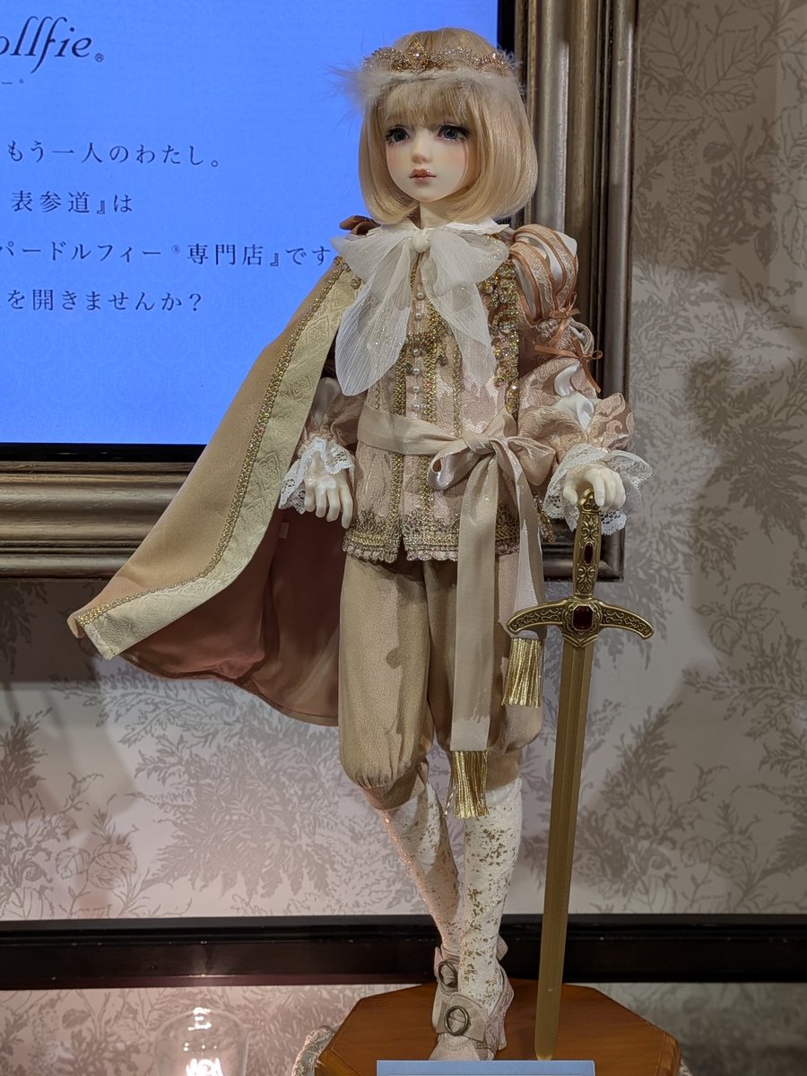 窓に王子様いたよ〜👑
(写真はスマホ適当撮り)