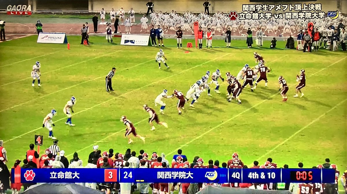 PubicImageLtd's tweet photo. 立命のラストプレーは奇しくも関関戦と同じ様なシチュエーション。今回の関学はプリベント守備をやめて6menフロントでラッシュをかけて立命QBに余裕を与えなかったのが奏効。それでええんやで

その前の3rdダウンも6menラッシュしてパスを決められかけたのはご愛敬
#アメフト https://t.co/Kxlb9f2g3s