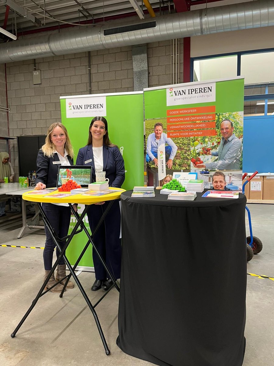 Wij waren aanwezig bij de Hoeksche Inspiratiedagen!

Tijdens deze dag gingen we in gesprek met scholieren, studenten en werkzoekenden. Ons doel was om hen te enthousiasmeren voor de agrarische sector en te laten zien wat er allemaal mogelijk is binnen Van Iperen.

Bezoekers van