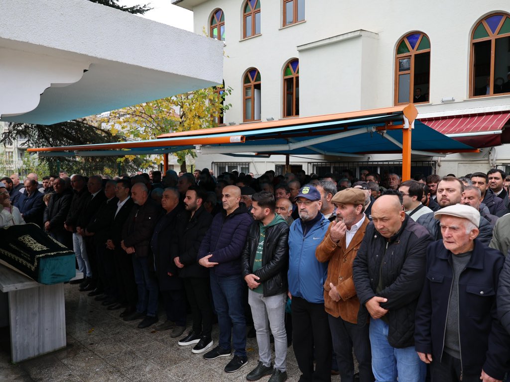Çekmeköylü komşumuz Turgay İncirli’yi, Köyiçi Merkez Camii’nde düzenlenen cenaze töreniyle sonsuzluğa uğurladık.
Kederli ailesine ve sevenlerine sabır ve başsağlığı diliyorum.

Allah rahmet eylesin, mekanı cennet olsun.