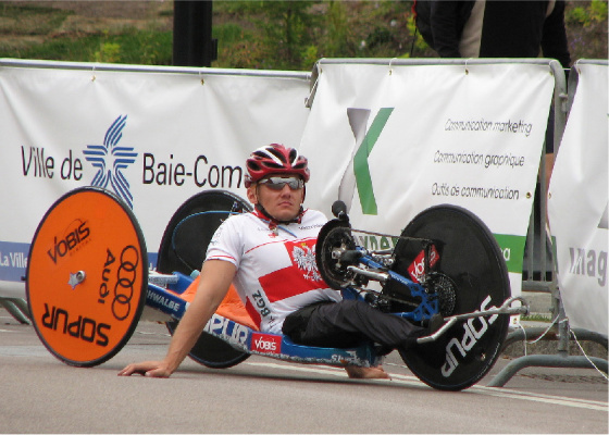 28 lat temu pierwszy raz miałem zaszczyt reprezentować Polskę (Mistrzostwa Europy w Maratonie - Rotterdam). 
Widzisz zdjęcie w mojej ulubionej koszulce Mistrza Polski z 2010 r., roku w którym zdobyłem tytuł Mistrza Świata <a href="/UCI_paracycling/">UCI Para Cycling</a> (Baie-Comeau w Kanadzie).
Orzeł Biały,