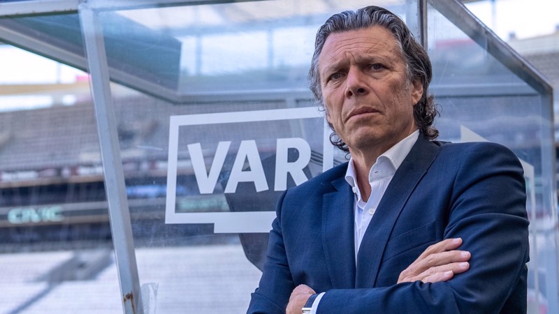 İsviçreli Eski Hakem Urs Meier: "Osimhen'in Kocaelispor'a attığı ve VAR kararıyla iptal edilen golde hakem kararı yanlış. Sara ofsayt pozisyonunda ama kalecinin arkasında, kaleciye bir teması yok, tam tersine rakip oyuncu temas ediyor. Osimhen'in golü geçerli olmalıydı. Pozisyon