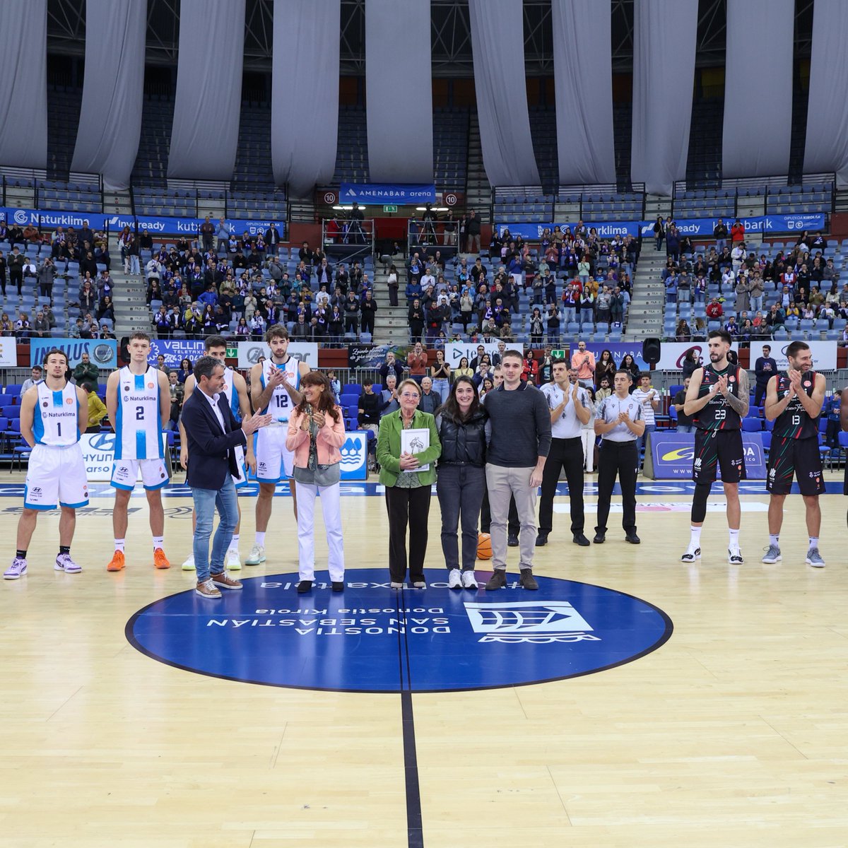 gipuzkoabasket's tweet photo. 🏀💙  𝐄𝐬𝐤𝐞𝐫𝐫𝐢𝐤 𝐚𝐬𝐤𝐨, 𝐆𝐨𝐭𝐳𝐨𝐧 𝐀𝐫𝐫𝐢𝐞𝐭𝐚

El domingo vivimos un momento muy especial: homenaje a un referente e histórico del baloncesto gipuzkoano

🙌 Eskerrik asko, Gotzon, gure saskibaloiaren alde egin duzun guztiagatik https://t.co/W8mDD1aLFF