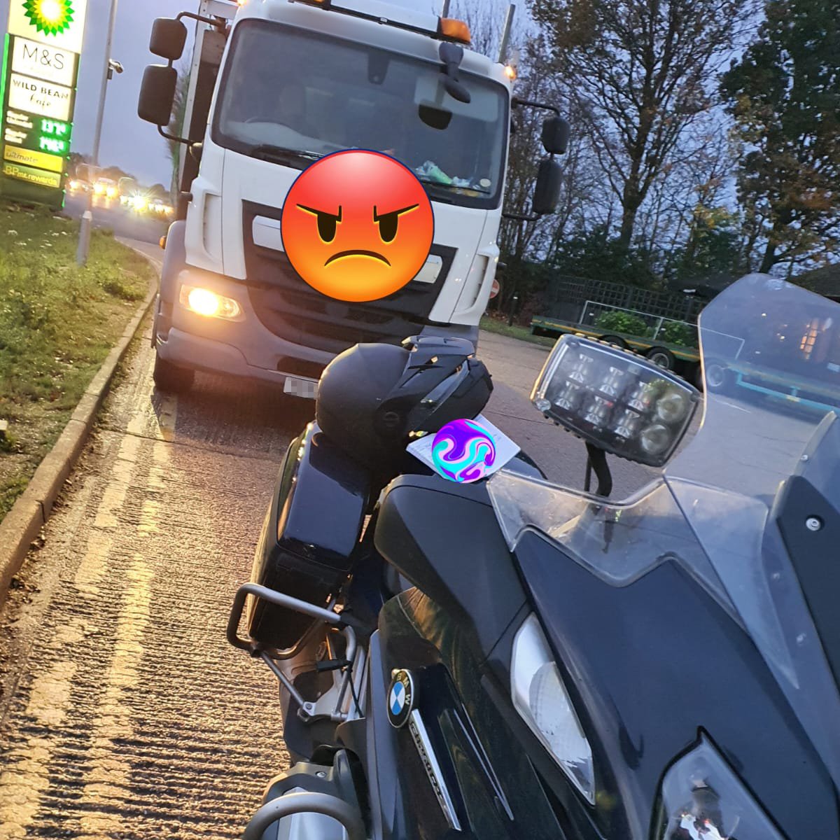 SurreyRS's tweet image. 🚛A3 Ripley: The driver of this HGV was caught using his mobile phone while driving — completely unaware that an unmarked bike was right alongside watching his every move.

Reported for the offence and a chat with the Traffic Commissioner awaits.

#VanguardRST #Fatal5 #OpTramline