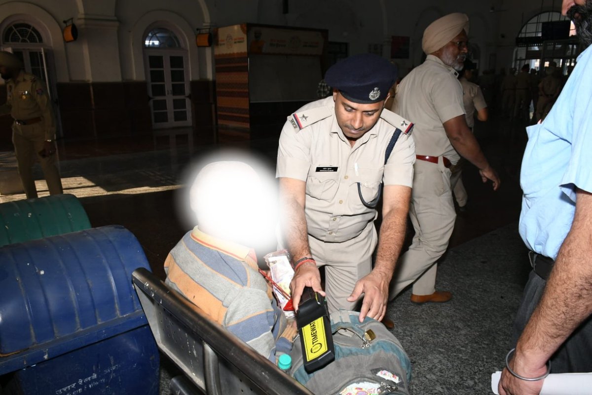 PatialaPolice's tweet image. To ensure the safety and security of citizens, Patiala Police conducted a Cordon and Search Operation at Railway Station Patiala. 

SSP Patiala personally reviewed and supervised the security arrangements to prevent any untoward incident.
#PatialaPolice #CASO #PublicSafety