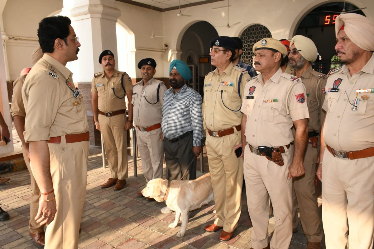 PatialaPolice's tweet image. To ensure the safety and security of citizens, Patiala Police conducted a Cordon and Search Operation at Railway Station Patiala. 

SSP Patiala personally reviewed and supervised the security arrangements to prevent any untoward incident.
#PatialaPolice #CASO #PublicSafety