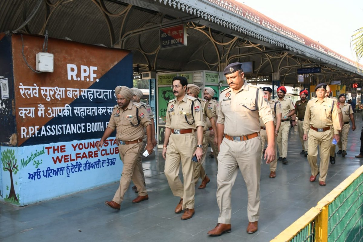 PatialaPolice's tweet image. To ensure the safety and security of citizens, Patiala Police conducted a Cordon and Search Operation at Railway Station Patiala. 

SSP Patiala personally reviewed and supervised the security arrangements to prevent any untoward incident.
#PatialaPolice #CASO #PublicSafety