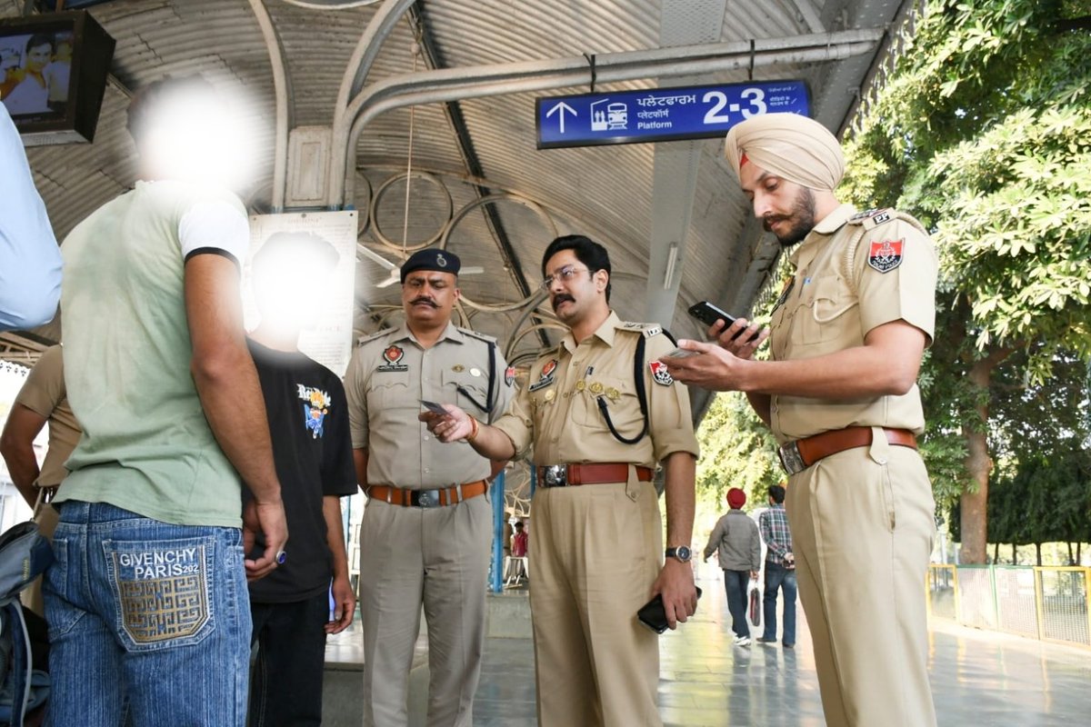 PatialaPolice's tweet image. To ensure the safety and security of citizens, Patiala Police conducted a Cordon and Search Operation at Railway Station Patiala. 

SSP Patiala personally reviewed and supervised the security arrangements to prevent any untoward incident.
#PatialaPolice #CASO #PublicSafety