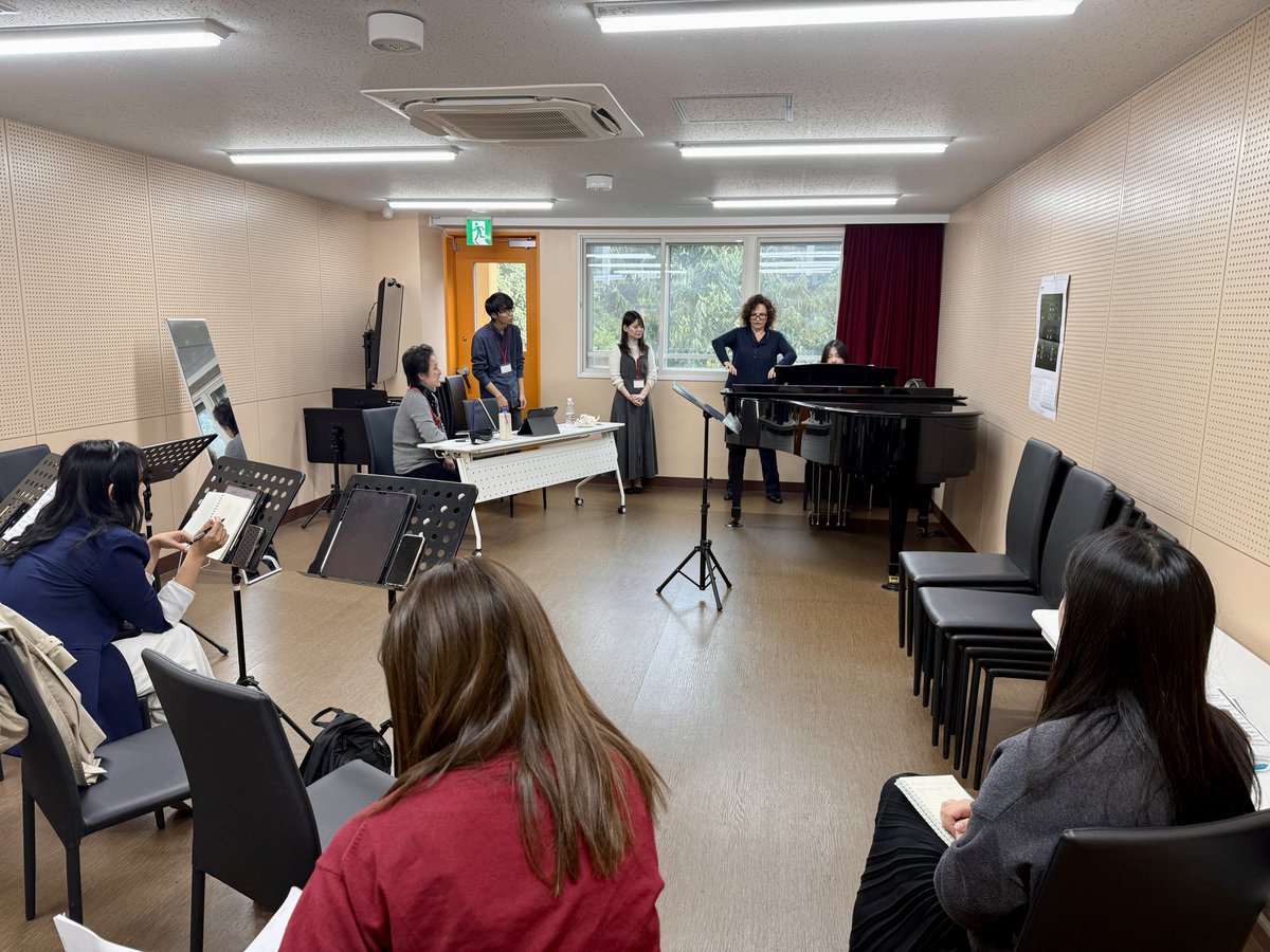 マスタークラスがスタート🫧

本日よりエルネスト・パラシオ氏による「新進オペラ歌手育成」
カルメン・サントーロ氏による「コレペティトゥア育成」のマスタークラスがスタート✨

受講生全員が熱意と期待に満ちた表情で初日を迎え、それぞれの目標に向かって一歩を踏み出しました！