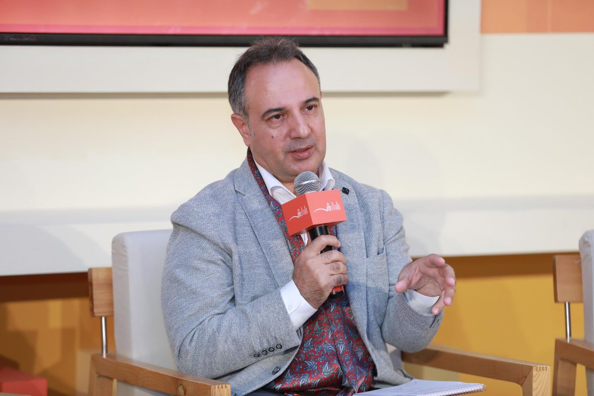 mhsucin's tweet photo. Sharjah Kitap Fuarı’ndaki “Endülüs Şiiri Okumaları” panelinde “Endülüs Arap Şiirinde Erken Modernist Açılımlar” başlıklı sunumumdan.

Panelistler: 
Prof. Dr. Salah Carrar, Ürdün
Prof. Dr. Huriye Hamlîşi, Fas
Mehmet Hakkı Suçin, Türkiye
Moderatör: Şair Ali el-Âmiri, Filistin https://t.co/H3CMWhHkw1