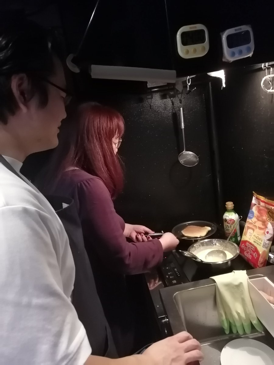 function144's tweet image. 最近フードメニューに力を入れているFunctionですが、

『パンケーキの開発に着手しました』

苦戦するてっちゃんと試行錯誤のくまこさん。

くまこさん「ムムム失敗した」
めぐみ店長「どれすかー？ぱくっ。…おいひいれすよ🤤」

先ずは11月22日のスラたんさんのイベントでお出しするます✨