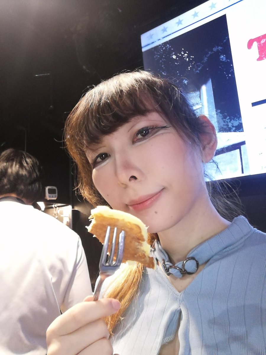 function144's tweet image. 最近フードメニューに力を入れているFunctionですが、

『パンケーキの開発に着手しました』

苦戦するてっちゃんと試行錯誤のくまこさん。

くまこさん「ムムム失敗した」
めぐみ店長「どれすかー？ぱくっ。…おいひいれすよ🤤」

先ずは11月22日のスラたんさんのイベントでお出しするます✨