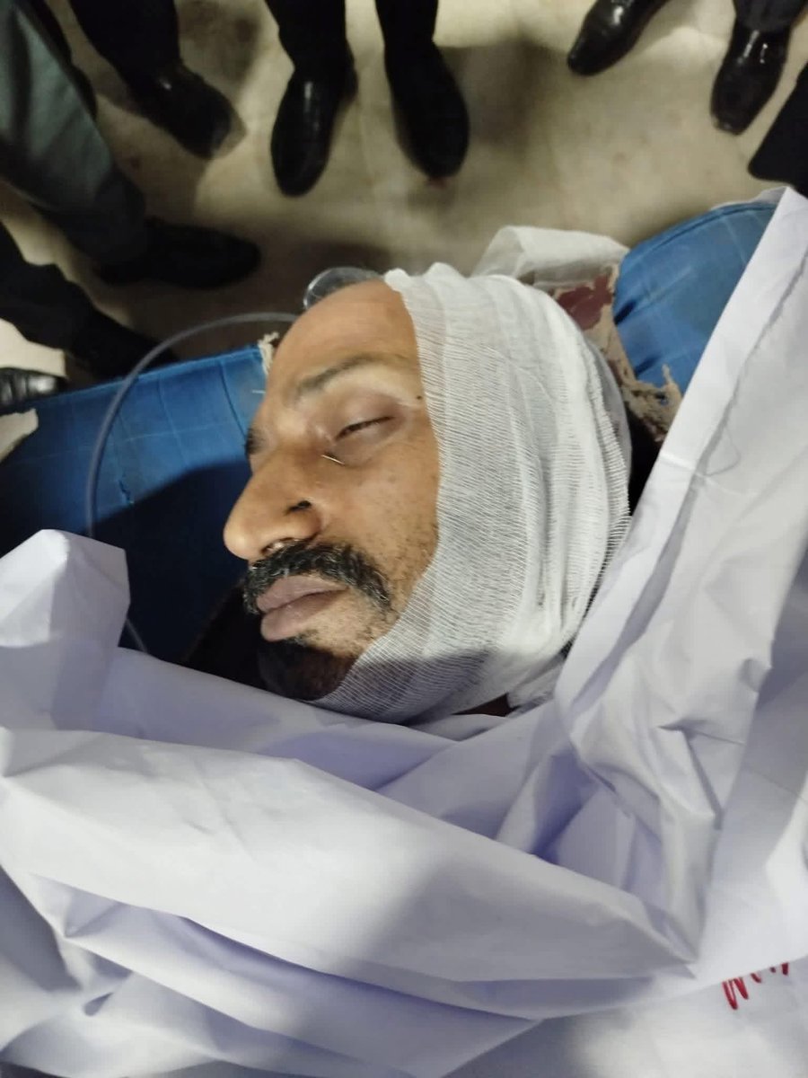 اسلم گمن ایڈووکیٹ چند گھنٹے قبل عدالت میں خوشی خوشی وکلا کو مٹھائی کھلا رہے تھےسپریم کورٹ کے وکیل بن گئےکون جانتا تھا کہ زندگی اتنی بے وفا ثابت ہوگی کچھ ہی دیر بعدوہ ڈسٹرکٹ کورٹ اسلام آباد میں خودکش دھماکے کی نذر ہو گئے۔

اللہ تعالیٰ مرحوم کو جنت الفردوس میں اعلیٰ مقام عطا فرمائے