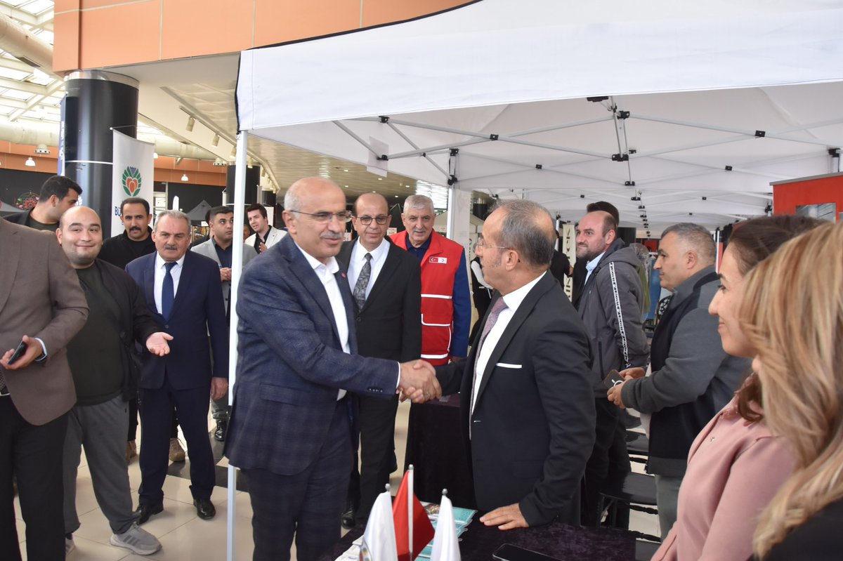 basrilhan2's tweet photo. Yerel istihdamı güçlendirmek, işverenlerle iş arayanları aynı platformda buluşturmak ve üretimin temel direği olan iş gücünü canlandırmak amacıyla düzenlenen “İstihdam Buluşmaları Malatya” programının açılışına katıldık. https://t.co/c8MQNQLBnE