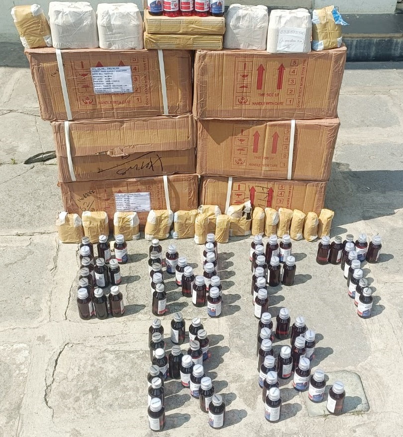 NewsMeter_In's tweet image. #Telangana:

#RangaReddy enforcement teams bust illegal #drugsale

Rangareddy Enforcement Team arrested a medical rep, Jall Naresh, for hoarding &amp;amp; selling banned #coughsyrups (714 bottles) and #Alprazolam tablets (130 tabs) at his home in #Munuganoor.

#NDPS case registered.