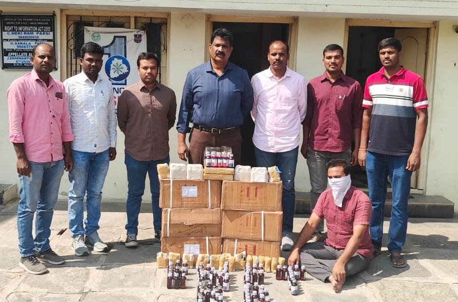 NewsMeter_In's tweet image. #Telangana:

#RangaReddy enforcement teams bust illegal #drugsale

Rangareddy Enforcement Team arrested a medical rep, Jall Naresh, for hoarding &amp;amp; selling banned #coughsyrups (714 bottles) and #Alprazolam tablets (130 tabs) at his home in #Munuganoor.

#NDPS case registered.