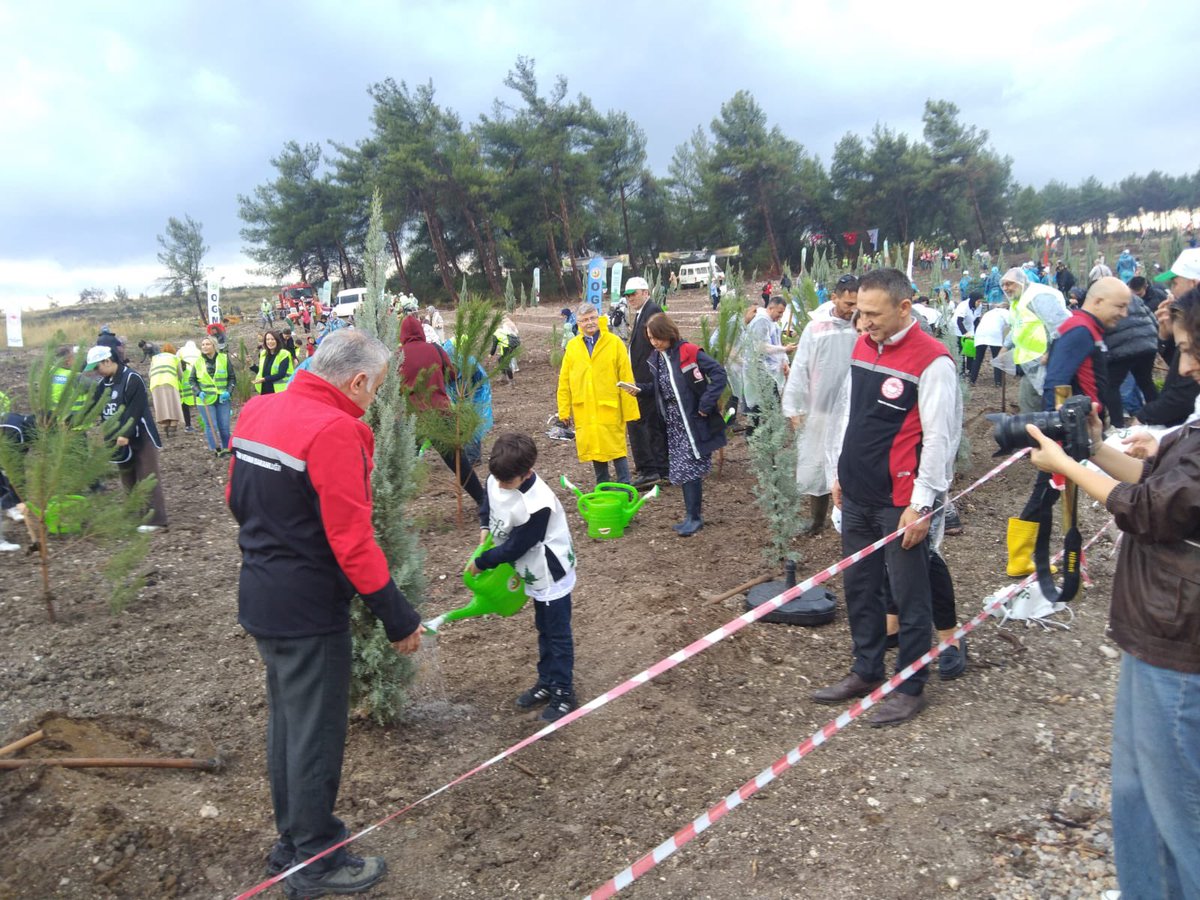 Fidanları toprakla buluşturuyor, #GeleceğeNefes oluyoruz.

11 Kasım Milli Ağaçlandırma Günü’nde diktiğimiz her fidan, geleceğe bırakacağımız en büyük mirastır.

#YeşilVatanSeferberliği

<a href="/TCTarim/">T.C. Tarım ve Orman Bakanlığı</a>  <a href="/izmirtarim/">İzmir Tarım ve Orman İl Müdürlüğü</a> <a href="/MstafaSahin44/">Mustafa ŞAHİN</a> <a href="/_GokhanAktas_/">Gökhan AKTAŞ</a>