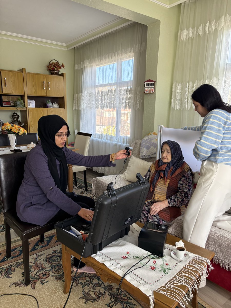 IlceEskipazar's tweet photo. Gönül projemiz
#AdresteNüfusHizmeti kapsamında 1939 doğumlu Rukiye ve 1942 doğumlu Nafia teyzenin kimlik kartı müracaatlarını  adreslerinde aldık. Sağlıklı günlerde kullanmaları dileklerimizle. #HayatınızınHerAnında
#HayatKimliğinleKolay 
@EskpzrKymkmlk https://t.co/icjn8rJJKw