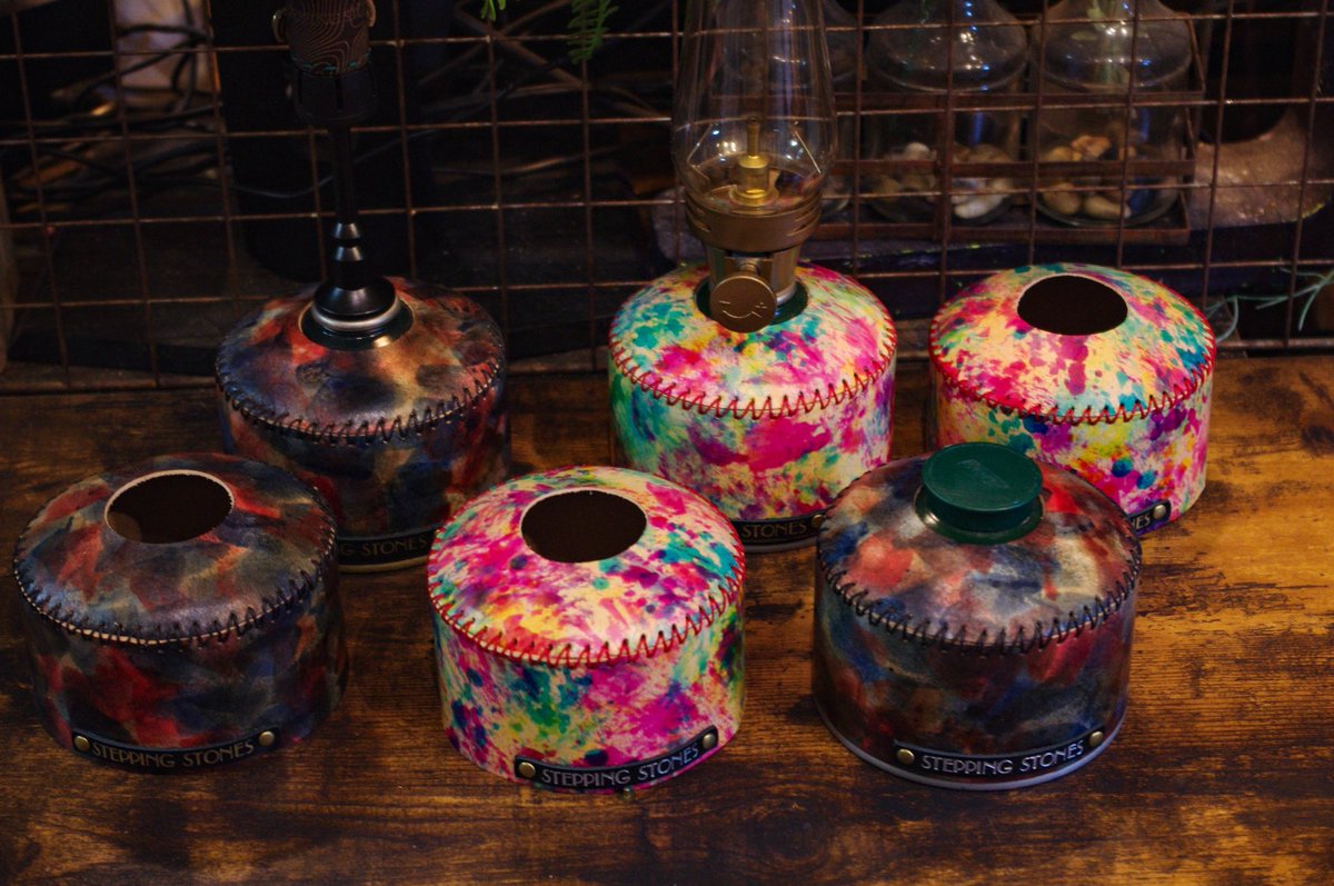 OD缶レザーカバー
オリジナル染色

使い込むほど、革の表情が変わるレザーカバー
染料を丁寧に重ねた深みやカラフルなトーンが
ランプやバーナーにしっとりと映える
自然の中でこそ美しい
STEPPING STONES の本革OD缶カバー

“The more you use it, the more it becomes yours.”

<a href="/fieldstyle_/">FIELDSTYLE_ OFFICIAL</a>