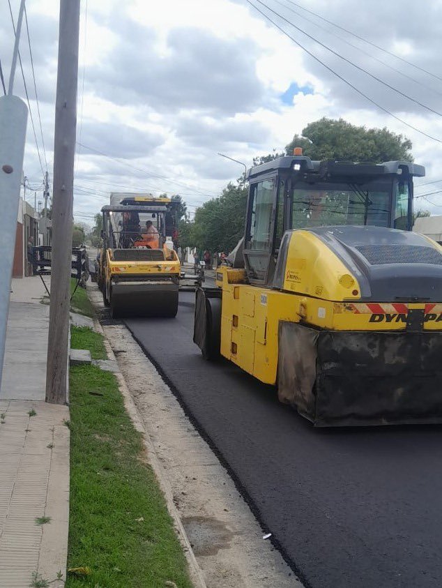 vnavarroalegre's tweet image. En B° Nicolás Avellaneda, los vecinos viven un cambio real con la #pavimentación de calle Catamarca, entre Intendente Reyno e Intendente Correa. Son tres cuadras que mejoran la circulación, la #seguridad y el día a día de muchas familias. 

Cada avance del Plan 430 Cuadras de…