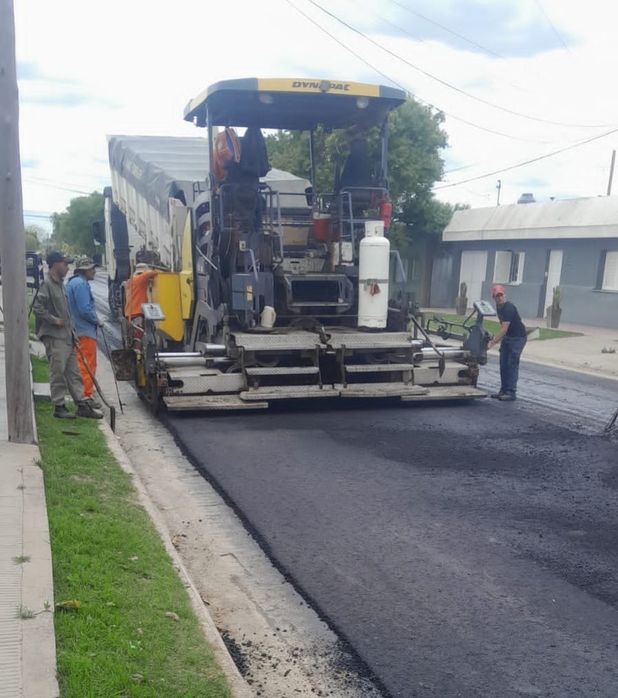 vnavarroalegre's tweet image. En B° Nicolás Avellaneda, los vecinos viven un cambio real con la #pavimentación de calle Catamarca, entre Intendente Reyno e Intendente Correa. Son tres cuadras que mejoran la circulación, la #seguridad y el día a día de muchas familias. 

Cada avance del Plan 430 Cuadras de…
