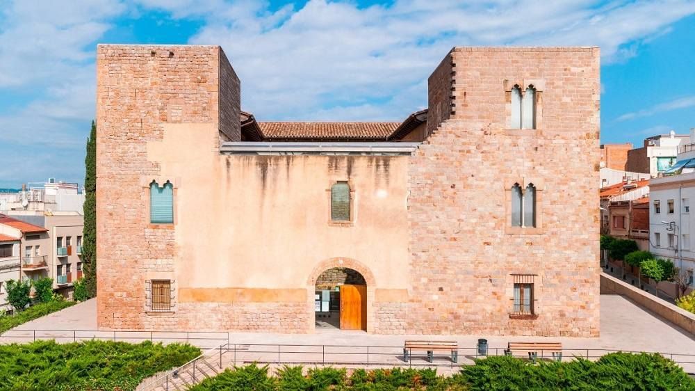 ireneuc's tweet photo. 🔎 Vols descobrir un castell gòtic que resisteix entre blocs i carrers de l’àrea metropolitana? Segueix aquest fil i et sorprendràs amb el Castell de Cornellà! 🏰✨ #Cornellà #Patrimoni #CastellsCatalans #Història https://t.co/tIMidzsHMR