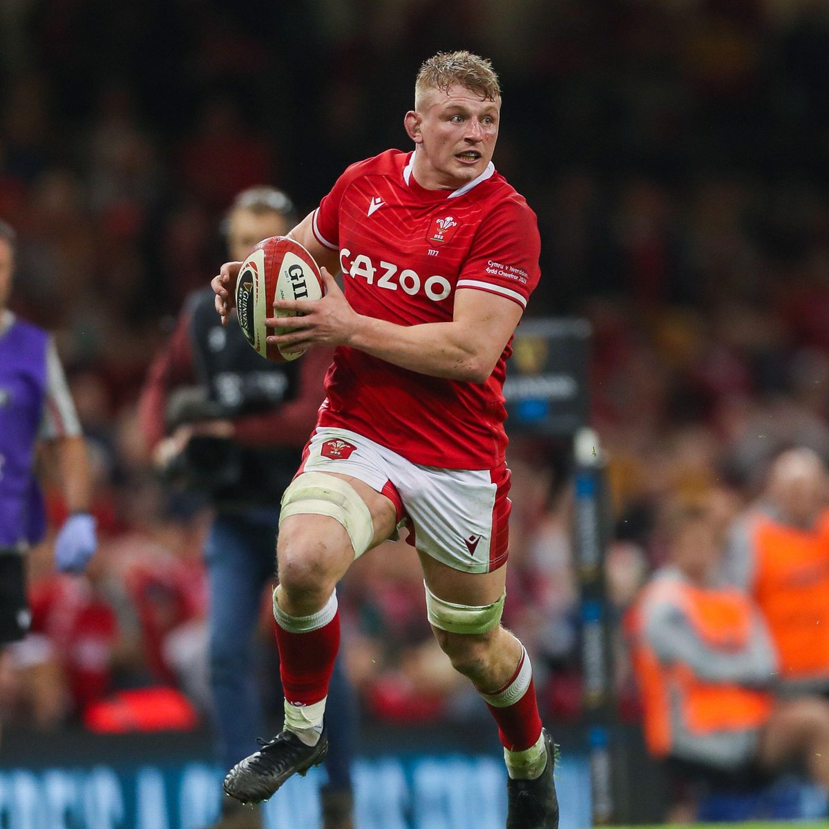 The Welsh Rugby Union has confirmed Jac Morgan is out of the Wales squad - after dislocating his shoulder on Sunday.

Steve Tandy's called up Ospreys' back row, Harri Deaves, for his first appearance.