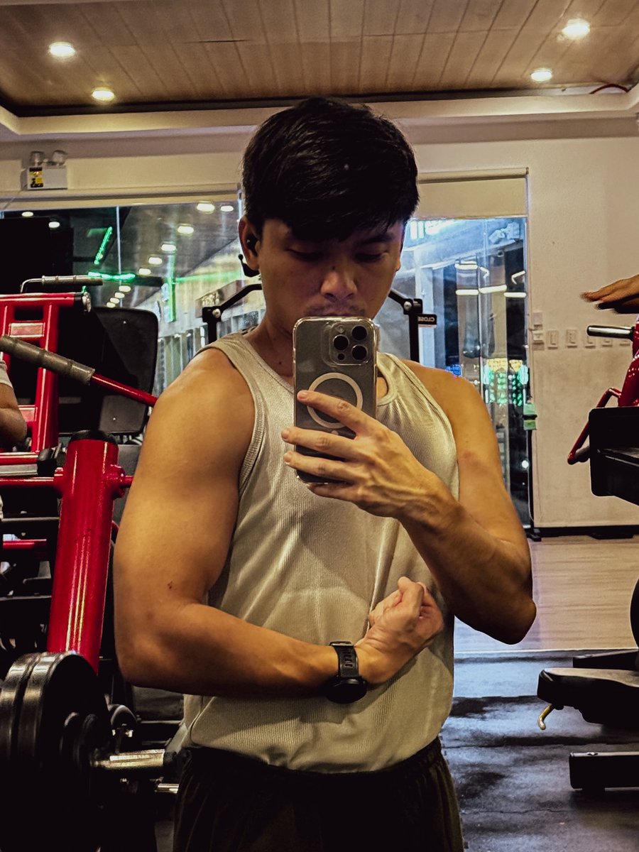 arbiiino's tweet photo. last year vs. this year
I think I my arms got more defined since I loose some weights (aside from the phone upgrade 😅)
#gympost https://t.co/nB7TplKnqy