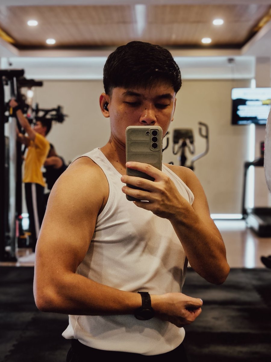 arbiiino's tweet photo. last year vs. this year
I think I my arms got more defined since I loose some weights (aside from the phone upgrade 😅)
#gympost https://t.co/nB7TplKnqy