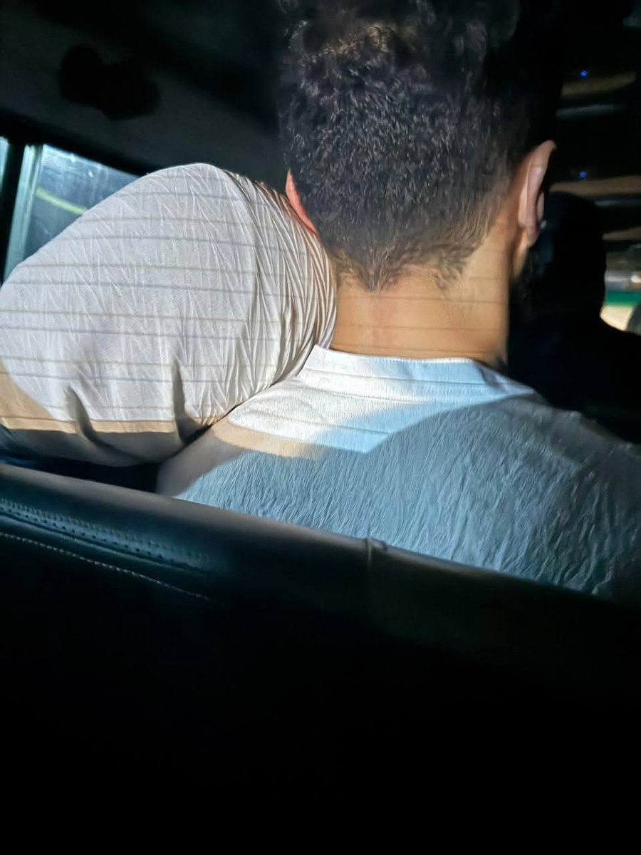 كُلُّ شيءٍ يُوضع على الكتفِ يُثقله،
إلَّا رأسُ المَحبُوب ♡.