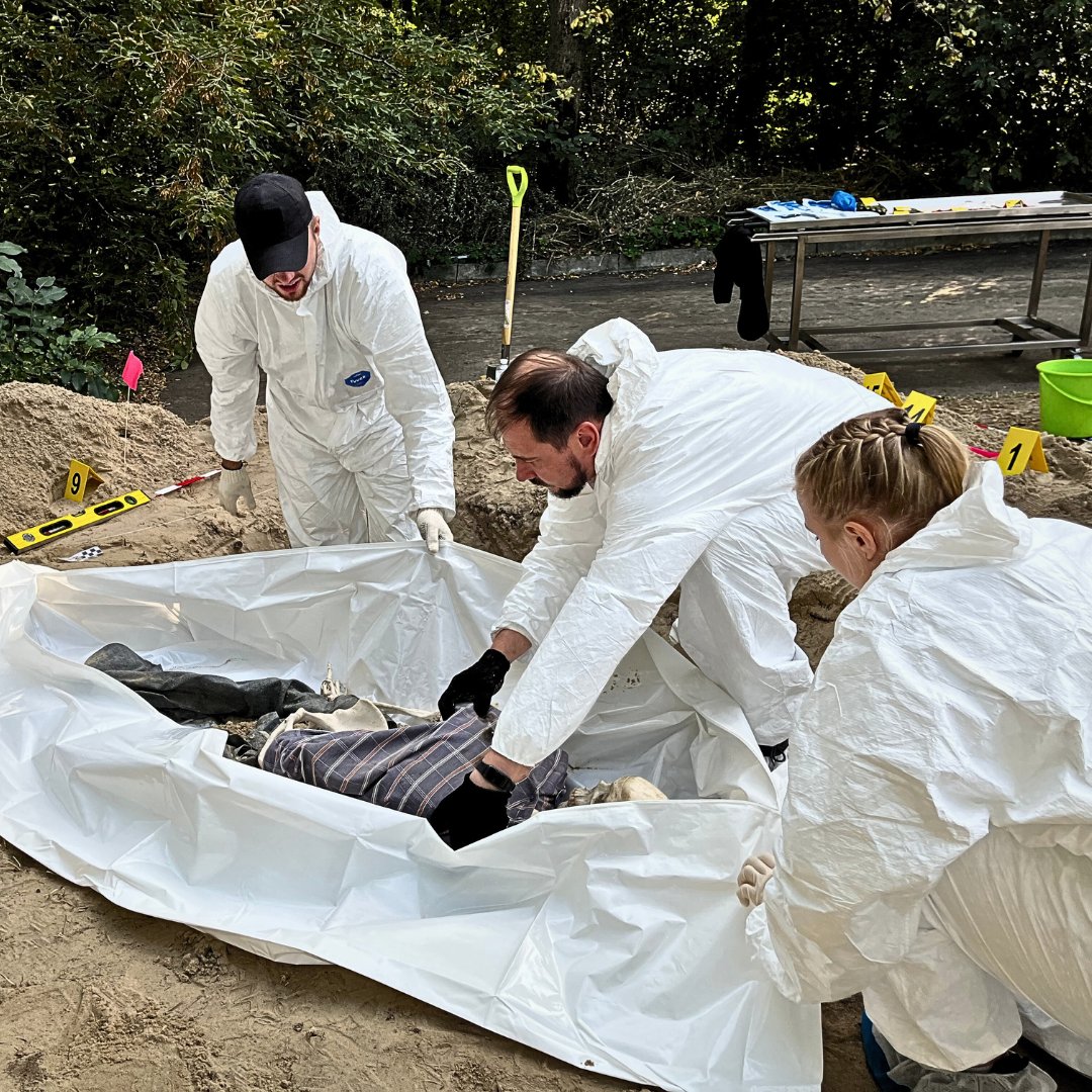 Hi again, Niamh here. Today, I’ll tell you about the support we give to Ukrainian forensic institutions.

We provide training, equipment and hundreds of thousands of DNA sample collection kits.

📸 Forensic training in Dnipro, using plastic skeletons.