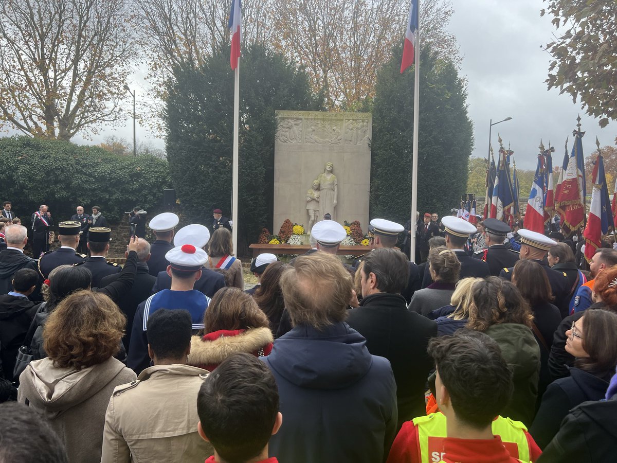 Commémoration du 11 novembre 1918 au cimetière Pierre Grenier de #BoulogneBillancourt Ne jamais oublier, bien veiller à toujours œuvrer pour la paix et le maintien de la République.