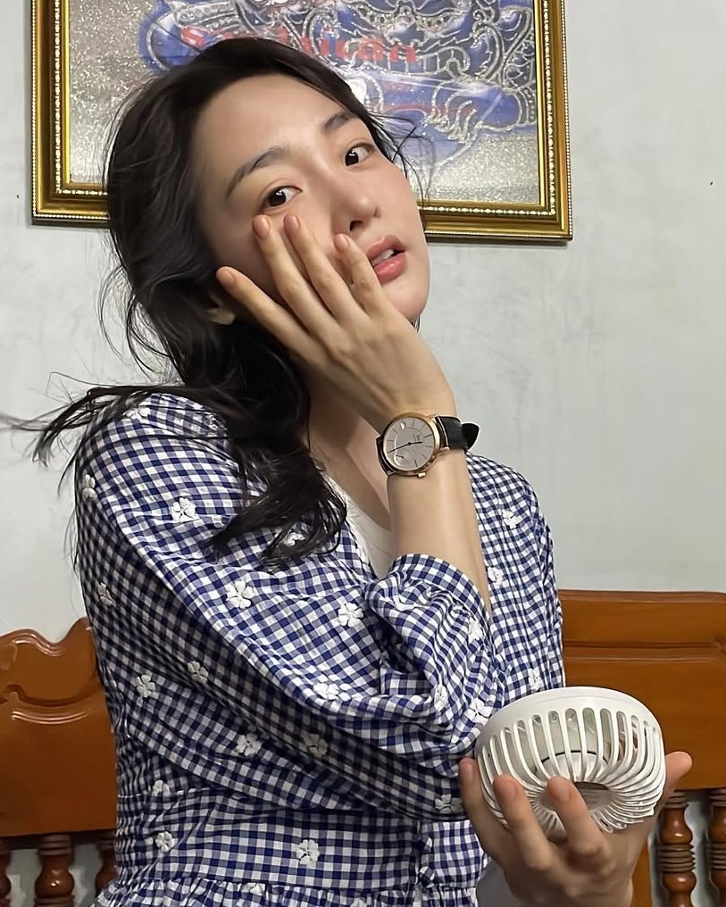 seriously. kim minha is so goddamn pretty 😩😩😩

#TyphoonFamily #김민하 #KimMinha