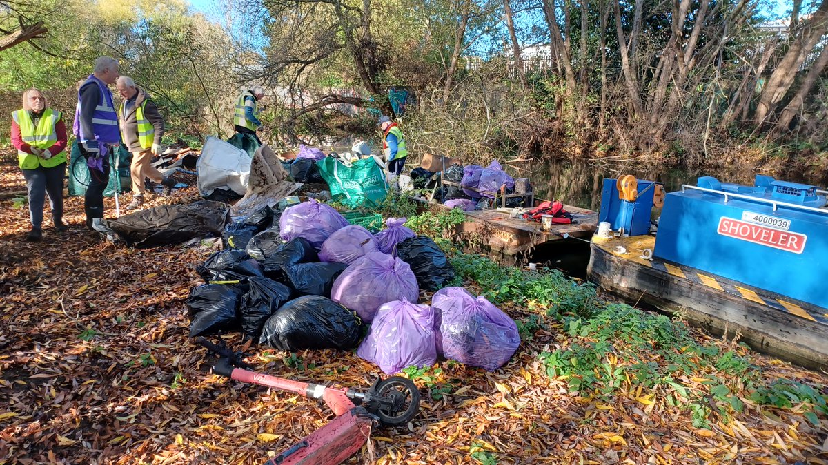 Huge thanks to our friends at the Northamptonshire branch of <a href="/IWA_UK/">Fund Britain's Waterways</a> and <a href="/NNLitterWombles/">Northantswombles</a> who teamed up to remove a boat-load of rubbish from the Northampton Arm of the Grand Union Canal. 

Fantastic work by all involved 👏