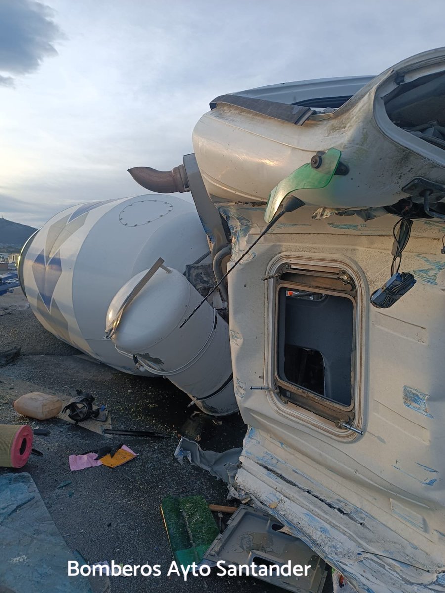 ACCIDENTE TRÁFICO
Está mañana desplazamos autotanque 🚒 a la rotonda de entrada de la ciudad del transporte, por vuelco lateral de hormigonera con persona atrapada.
Se excarcela y es atendida por #061Cantabria
Asiste patrulla #PLSantader