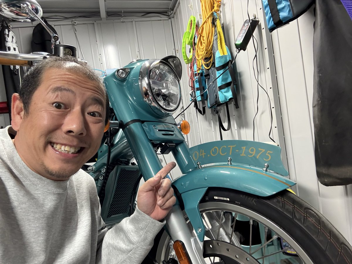 トラのカスタムコンテストで非公式ながら2位だったことで調子に乗ってロイヤルもちょっとやってみた🤏ミラーを換えて、グリップ巻いて、フェンダープレート付けてみた#️⃣いいじゃん、このくらいでいいよね😁
#loyalenfield
#classic650
#フェンダープレート