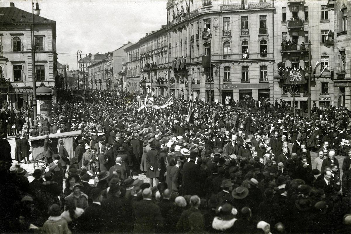 SanacjaPosting's tweet photo. The first ever independence day celebration is a march held in Warsaw on November 11th. The day prior on November 10th, Józef Piłsudski had returned to Warsaw via a train from Berlin after being released from Magdeburg Fortress where he resided with Kazimierz Sosnowski https://t.co/AORsgZAEwA