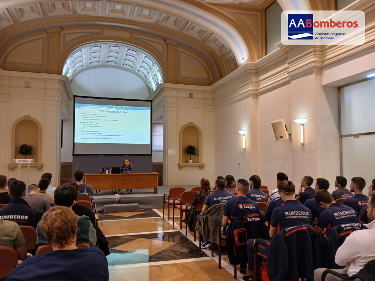 112Aragon's tweet photo. 👩‍🏫🚒 Esta mañana, 70 bomberos y profesionales de Soporte Vital Avanzado (#SVA) del 061 han participado en la jornada “Visión general del paciente quemado. Quemaduras térmicas y químicas” 🔥

➡️ La formación, organizada por la Academia Aragonesa de Bomberos, ha sido impartida por Natalia Valero González, 👩‍⚕️ especialista en Medicina Intensiva y Grandes Quemados del Hospital de Getafe. 🧑‍🚒

#Emergencias #061 #Bomberos #Formación #AcademiaAragonesadeBomberos