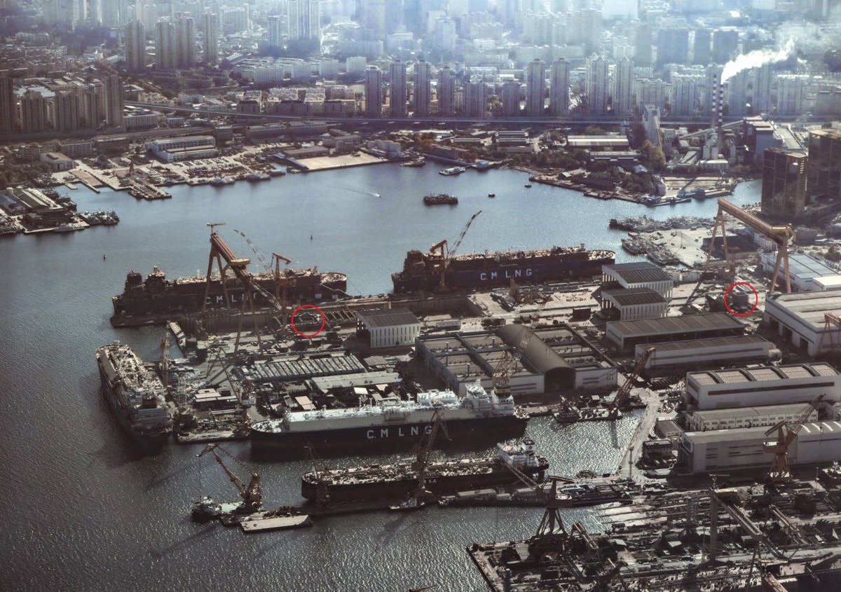 KettenAusStahl's tweet photo. 🛠️🚢 China isn’t stopping at the Type 003 "#Fujian" carrier. Photos show the Type 004 sister ship under construction in #Dalian, with nuclear reactor protective hulls installed.
📈 Chinese #shipyards now produce more capable ships in higher numbers than the US. #China #Type004 https://t.co/lTOAoSc3ZZ