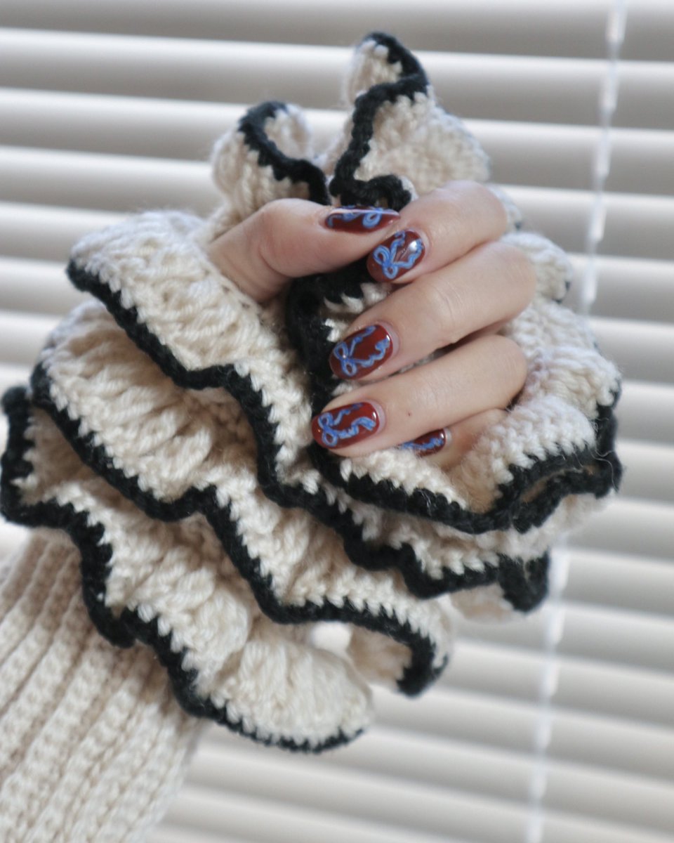 ショップ開設&amp;発売日のお知らせ📢📢
ついにショップの準備が整いました❤️‍🔥

11月15日（土）21時〜フリルアームカバーと薔薇のカチューシャを販売予定です🌹
商品ページは前日までに公開できればと思っているのでもう少々お待ちください