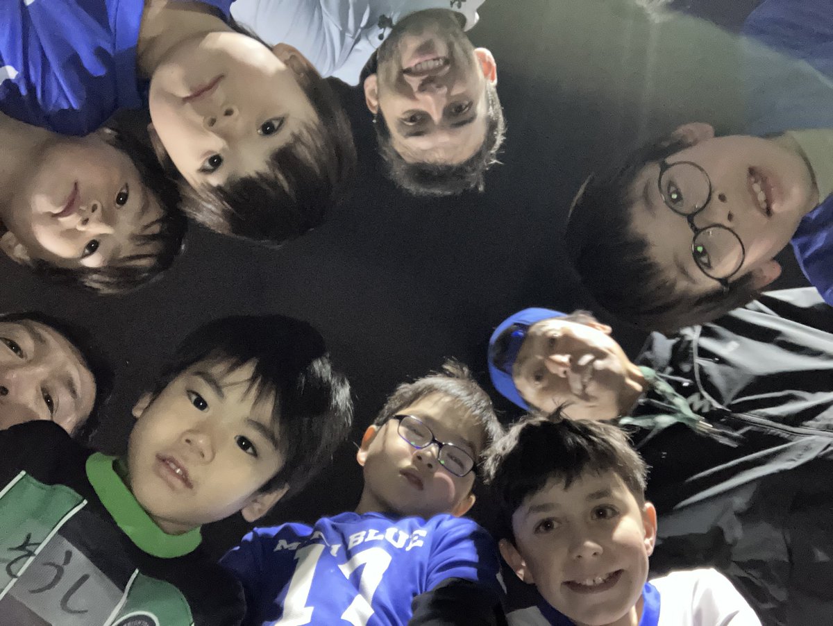 bigbluefb_'s tweet photo. 今日の練習には、マイクHC、トミー選手、近江選手がコーチとして参加してくれました。元気に練習するMINI BLUEの様子は、激戦後の3人にとって良いクールダウンになったようです。

MINI BLUE無料体験会の詳細は、こちらをご覧下さい。
https://t.co/611JNV6hBz
#MINIBLUE #ZOZOPARK #海浜幕張 https://t.co/DuUgy0z0Vk