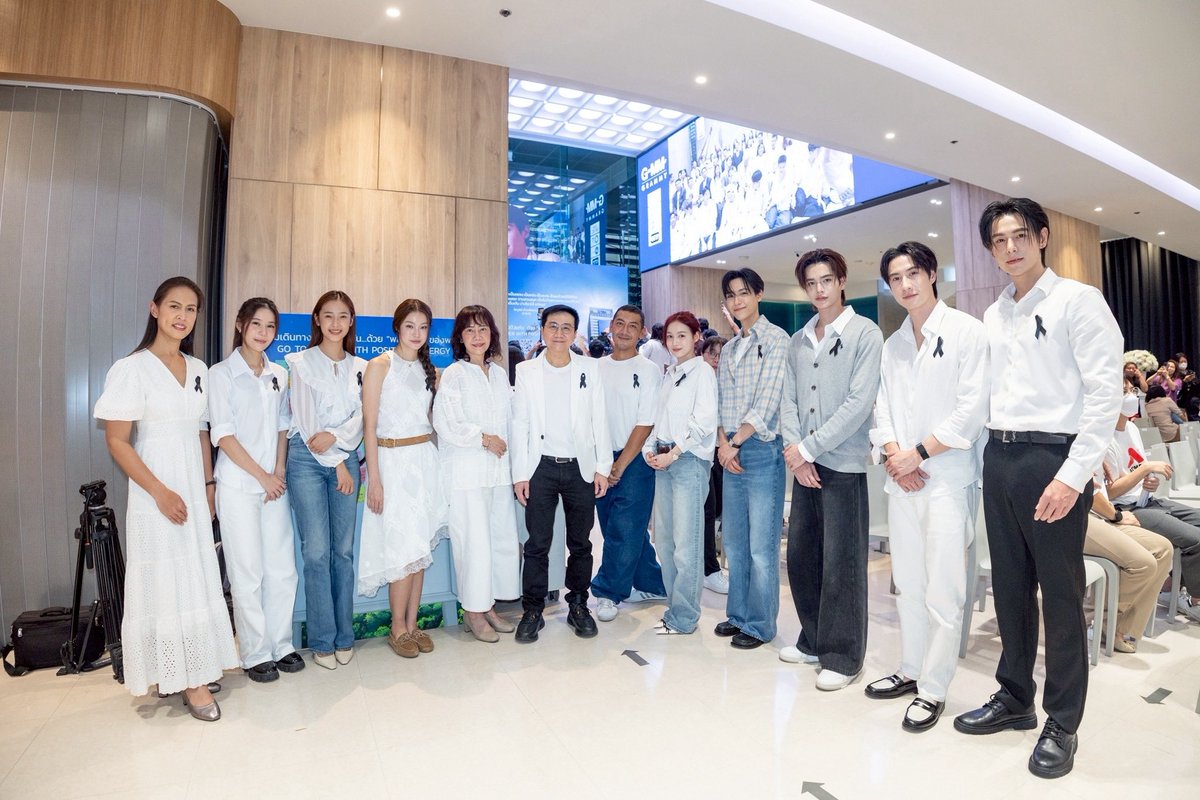 ผู้บริหารและศิลปิน GMMTV นำโดย “พี่ถา สถาพร, ป๋อมแป๋ม นิติ, กอล์ฟ กิตติพัทธ์, น้ำตาล ทิพนารี, ฟิล์ม รชานันท์, เลิฟ  ภัทรานิษฐ์, จูเนียร์ ปณชัย, มาร์ค  จิรันธนิน, ไบร์ท รพีพงศ์, ปาแปง พรหมพิริยะ และ เอิร์น ปรียาภัทย์” ร่วมงานทำบุญครบรอบ 42 ปี GMM GRAMMY ณ บริเวณล็อบบี้