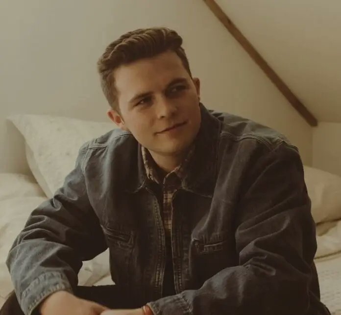 Josiah Queen Biography

Josiah Queen, born January 11, 2003, is a fast-rising American Christian contemporary singer-songwriter and worship artist from Tampa, Florida.