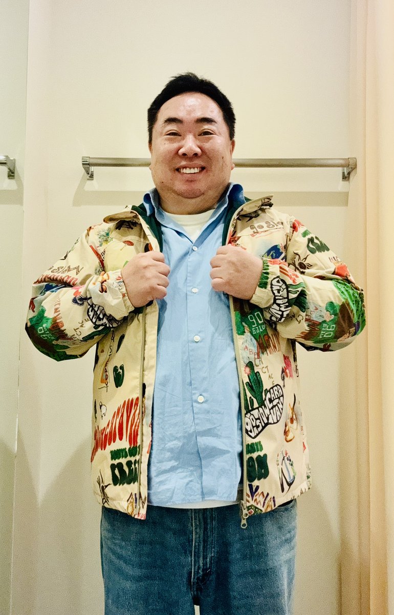 tsukajimuga's tweet photo. 今日は #ムジナバケール の収録。
以前、収録中に #UPEREIGHT の #安田章大 くんに
「僕をコーディネートするならどんな服？」と聞くと
「派手なベースに柄物が転写されているものを着せたい！」
というやり取りがあったのですが、
なんと…
今日、安田くんが選んだ洋服をプレゼントしてくれて！
まさか収録中の戯れな質問をちゃんと形にしてくれるとは…
惚れる！
ありがとうー！
テンション上がってます！