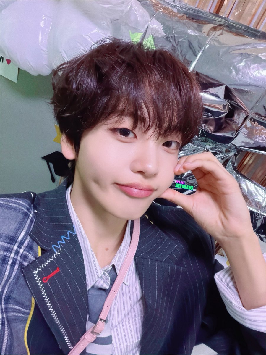 theshow_offcl's tweet photo. 동글동글하다 동글동글한
몽글몽글하다 몽글몽글한
형준형준하다 #형준 형준한

더쇼의 천재 MC 엉쭌이
#더쇼 #몽글쭌 으로서의 여정은 이렇게 마무리 되지만
크래비티, 사람 송형준으로서의 항해는
더 넓은 바다를 향해 쭈욱 계속 될 전망입니다 🌊⛵

우리 러비티 여러분은
그동안 수고한 몽글쭌에게, 
그리고 앞으로도 러비티와 어깨를 나란히 하며
오래오래 걸어갈 형준이에게
사랑이라는 단어로는 다 설명이 안 될 정도의
동글나라 최고의 사랑을 보내주시길 바라요 💛

더쇼가 형준이 진짜 사랑하는 거 알죠❓
우리 형준이 이름을 몇 번이나 부르고 적어야
이 사랑이 충분히 표현 될지는 모르겠지만
우리 항상 하던 말 있자나요 (´▽`ʃƪ)🩷💚
몽글쭌 쭌랑해💛 그리고 동글해🫶🏻

.   ⣠⠛⠛⣄⣠⠶⠛⠛⠛⠶⣄⣠⠛⠛⣄
    ⢿　 ⠋　　　　 　⠙ 　  ⡿
　      ⣾　●　ᴥ　●  　⣷
　      ⠻⣄　        　  ⣠⠟
　    ⣠⡿        🎀         ⢿⣄
        ⠶  ⣠       .         ⣄  ⠶
@CRAVITYstarship
